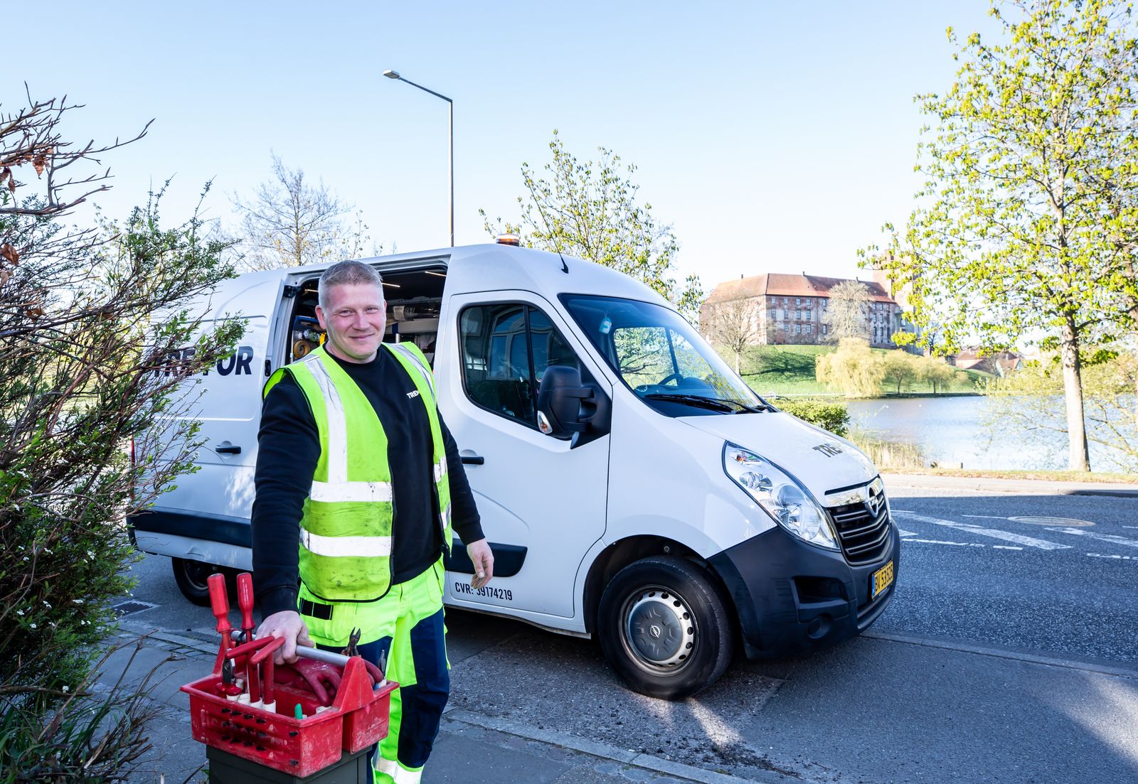 Bestelbus wordt gebruikt voor een klus op locatie